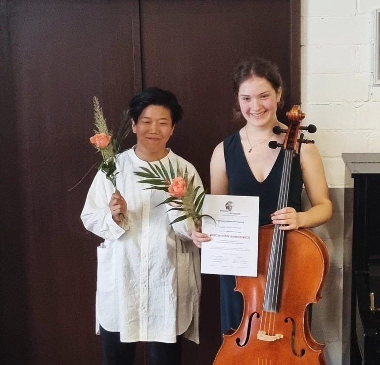 Yoko Kuwahara und Schülerin Lucia Ramme